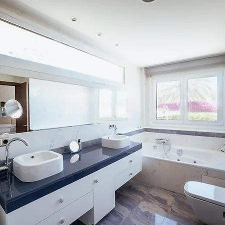 Private Martaver, Swiming Pool, Bbq & Pool Table