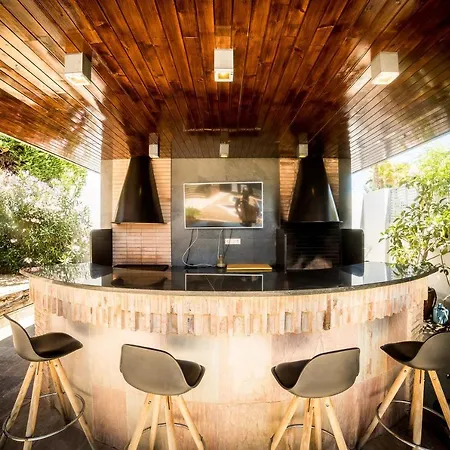 Private Martaver, Swiming Pool, Bbq & Pool Table *