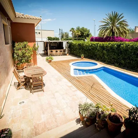 Private Martaver, Swiming Pool, Bbq & Pool Table *