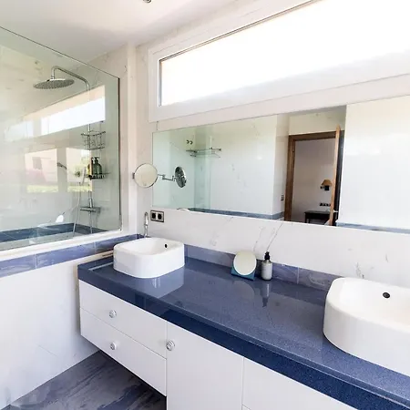 Private Martaver, Swiming Pool, Bbq & Pool Table *